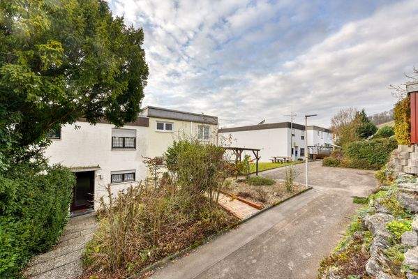 Haus &amp; Weg v. Osten