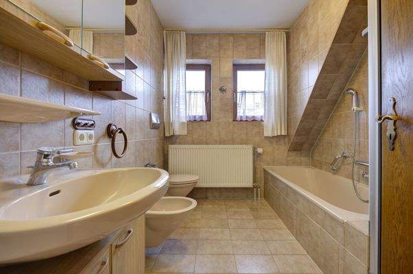 Tageslichtbad mit Wanne ... 