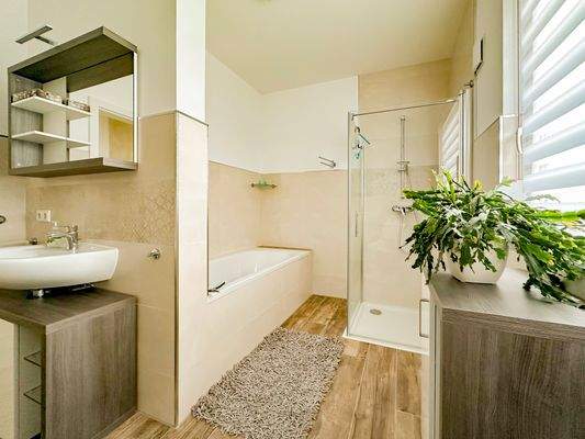 Modernes Badezimmer mit Tageslicht