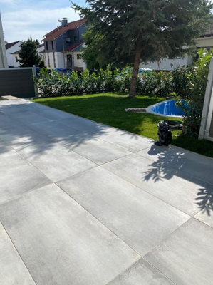 die Terrasse mit eigenem Garten