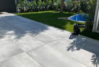 die Terrasse mit eigenem Garten