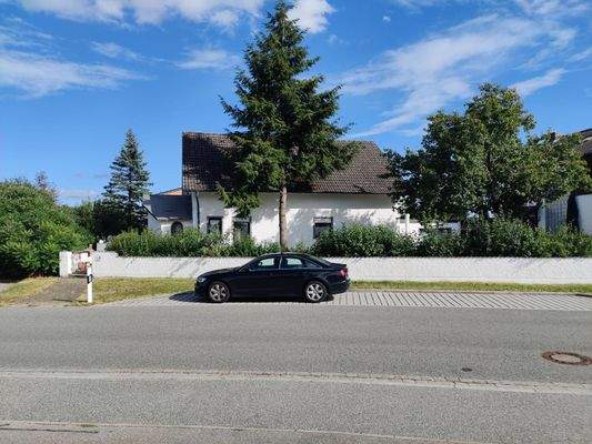 Westseite mit zusätzlichen Parkplätzen