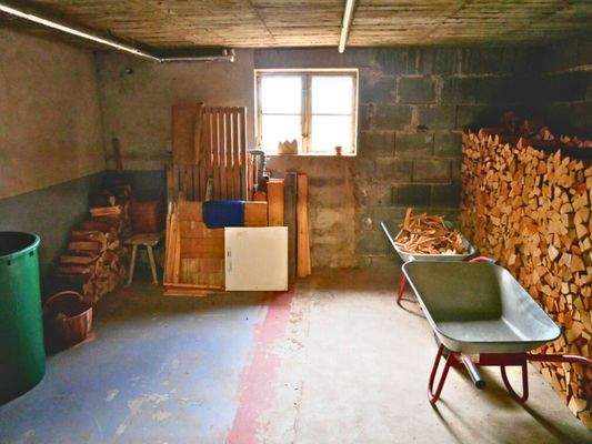 holzlager im Untergeschoss
