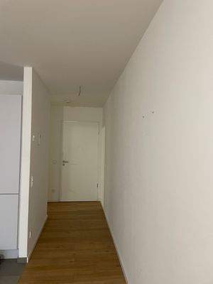 Weisser Flur mit Holzboden