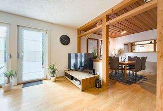 Wohnzimmer mit Zugang zur Terrasse & Esszimmer