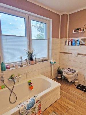 Bad mit Dusche und Wanne