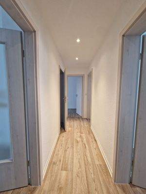 Flur mit neuen Innentüren