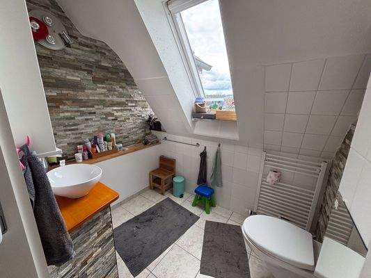 Toilette und Waschbecken 1. OG