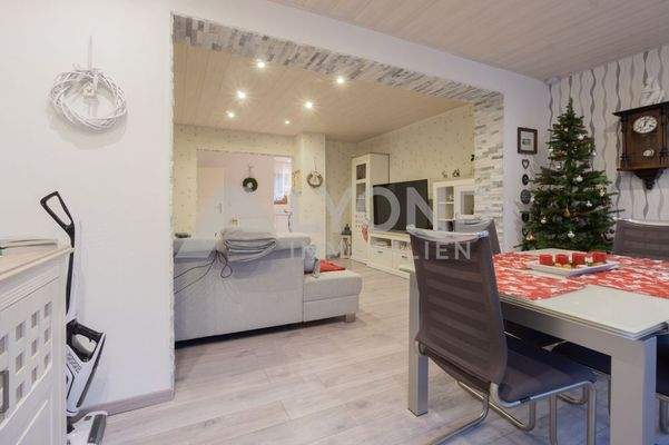 Perspektive vom Esszimmer in den Wohnbereich