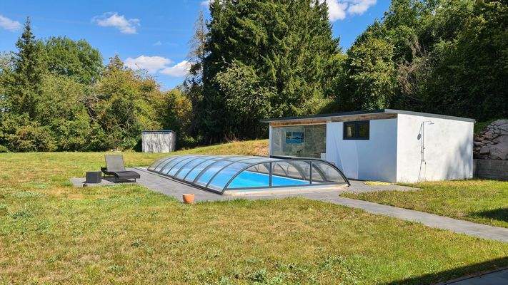 Außenpool mit Poolhaus