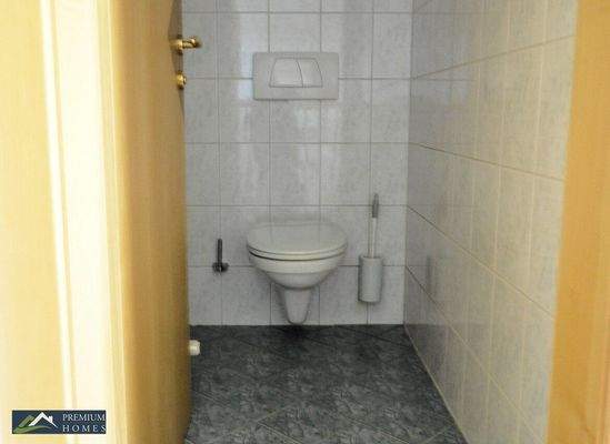Doppelhaushälfte in Aussichtslage - Toilette Obergeschoss