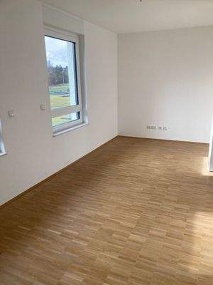 8. Haus 35 2. OG zweites Zimmer-Studio mit Fenster