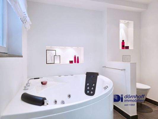 Badezimmer mit Dusche und Eckwhirlpoolwanne