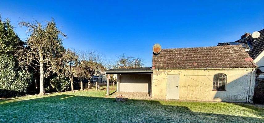 kleines Garagengebäude und überdachter Sitzplatz