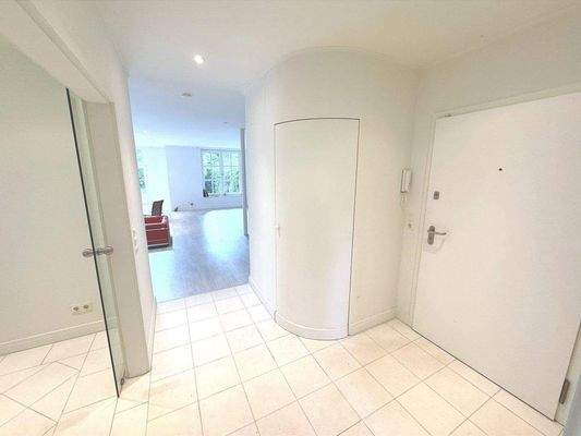 Flurbereich mit Einbauschrank im EG