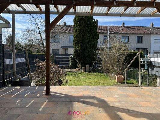 Vom Wohnzimmer auf die Terrasse und in den Garten: herrlich!