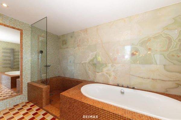 Badezimmer mit edlen Materialien ausgestattet