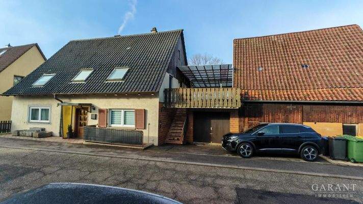 Hausansicht Terrasse und Scheune