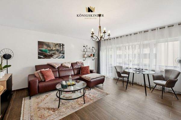 Wohnzimmer mit Balkon