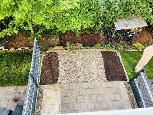 Terrasse mit der kleinen Gartenfläche und dem Blick ins Grüne