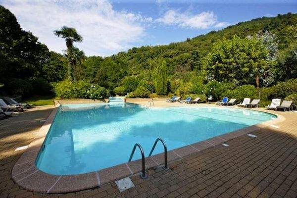 Schöner Pool mit großzügigem Kinderbecken