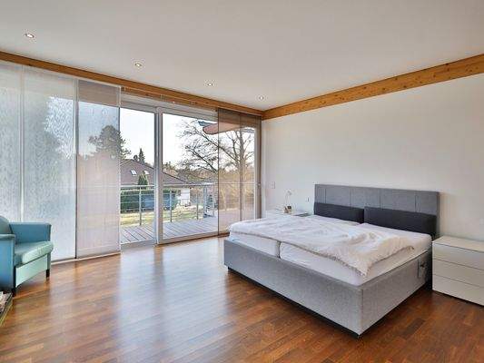Großes Schlafzimmer mit Terrassenzugang
