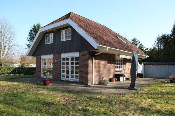 Rückansicht mit Blick auf die Terrasse und den Garten.