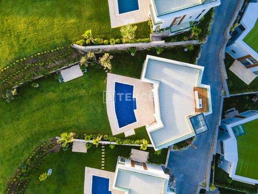 Detached Villas in a Complex with Private Beach in Türkbükü