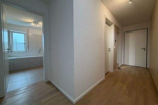 Blick in Flur und Bad