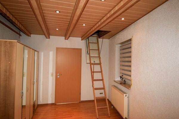Schlafzimmer DG Zugang Dachspeicher
