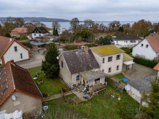 Blick auf Wohnhaus mit Windfang
