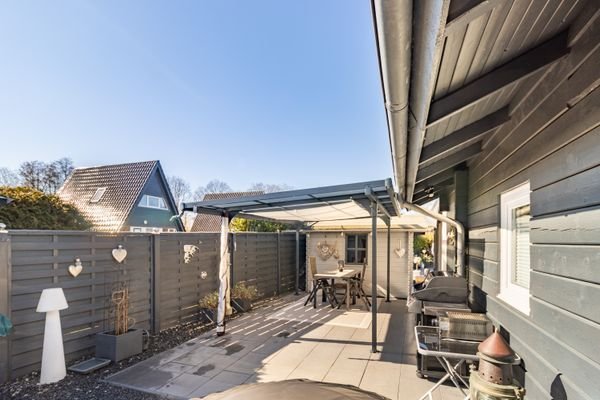 Südseite des Grundstücks mit stilvoller Terrasse