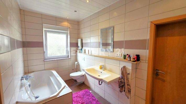 Badezimmer im OG mit Zugang zum Flur