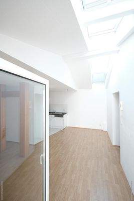 Blick vom Balkon in den Wohnbereich