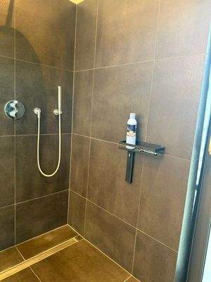 Dusche bodengleich mit Rinne.jpg