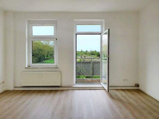 Wohnzimmer mit Balkon