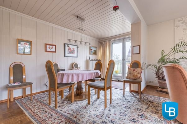 Essbereich mit Zugang zur Terrasse 