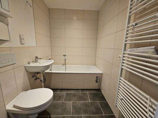 Bad mit Wanne (Beispielfoto)