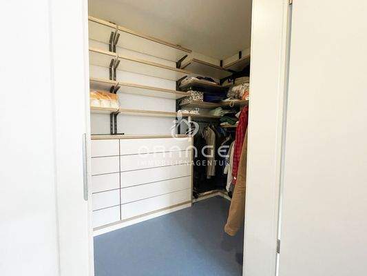 Blick in die geräumige Ankleide