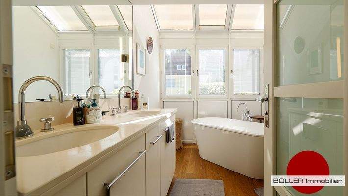 Badezimmer mit Fenster 