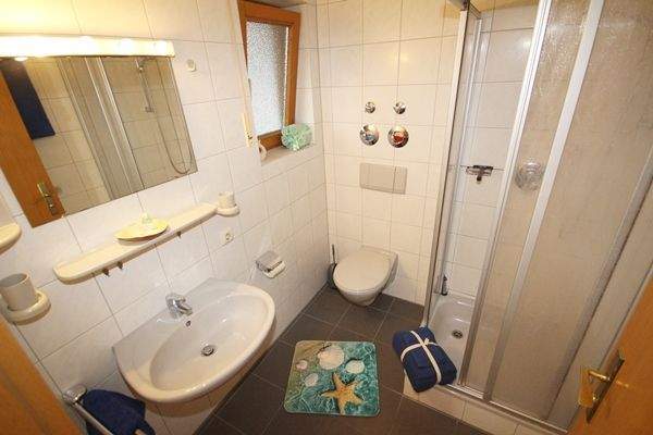 Zeitlos gestaltetes Badezimmer mit ländlichem Charme