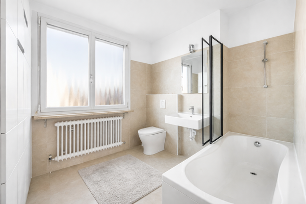 Zeitloses Tageslichtbad im Obergeschoss