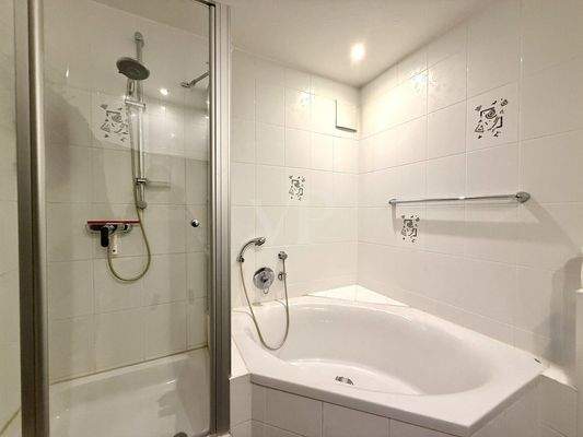 Bad mit Wanne und Dusche