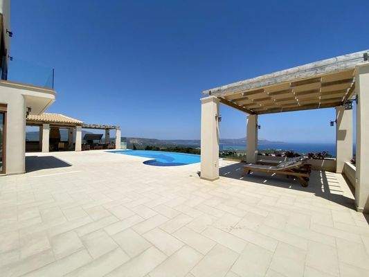 Luxusvilla zum Verkauf in Tsivaras mit Meerblick