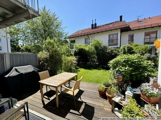 Große Terrasse mit eingewachsenem Garten