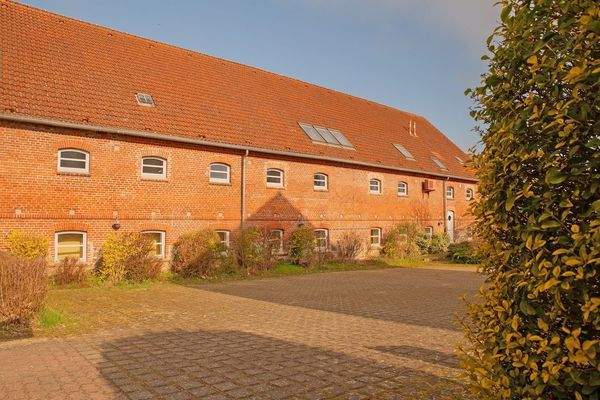 6 Parkplätze auf der Rückseite des Hauses