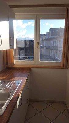 Helle Küche mit Stadtblick