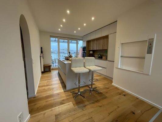 Küche mit Speiseaufzug