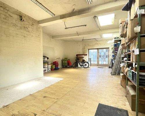 Werkstatt direkt am Gebäude