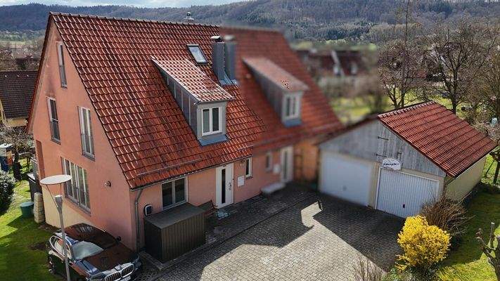 Hofeinfahrt mit Garage